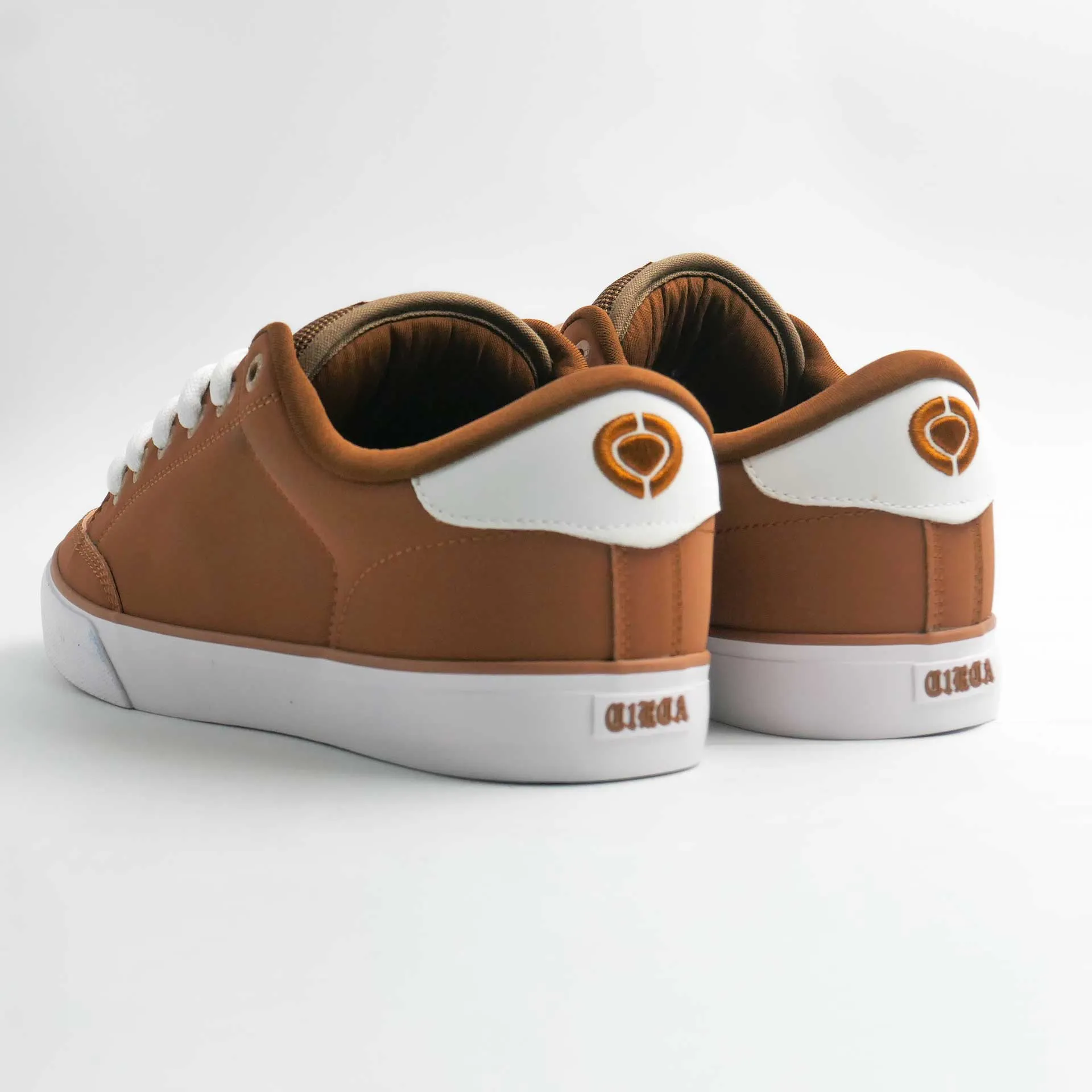 AL 50 Tawny Brown/White